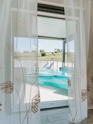 Coin détente extérieur avec vue sur la piscine à Sainte-Anne