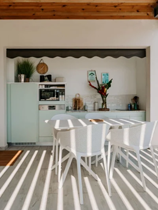 Salle à manger lumineuse avec cuisine équipée et table familiale