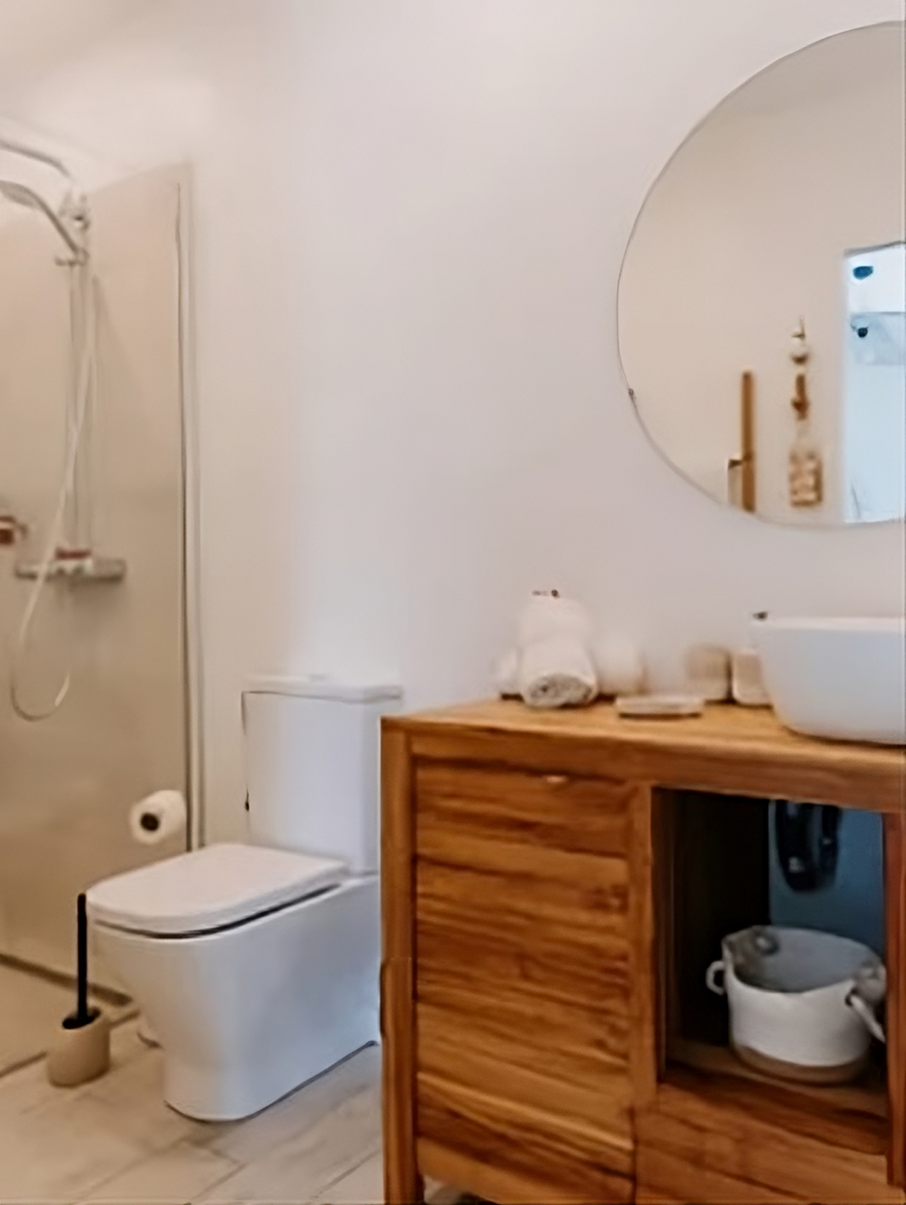 Salle de bain moderne avec douche et meuble en bois
