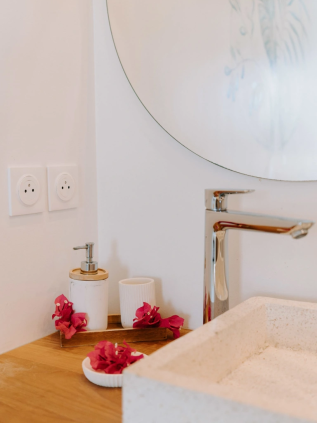 Chambre confortable avec accès direct à la piscine privée